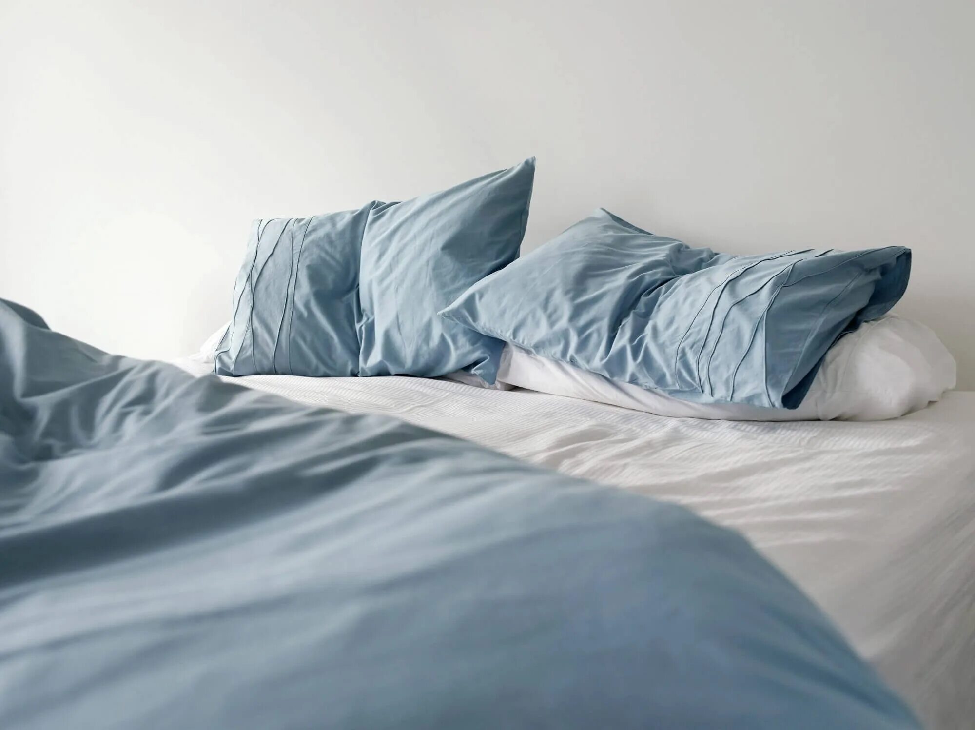 Мятая кровать. Подушки на кровати. Кровать постель. Смятая простынь. Постель постелька