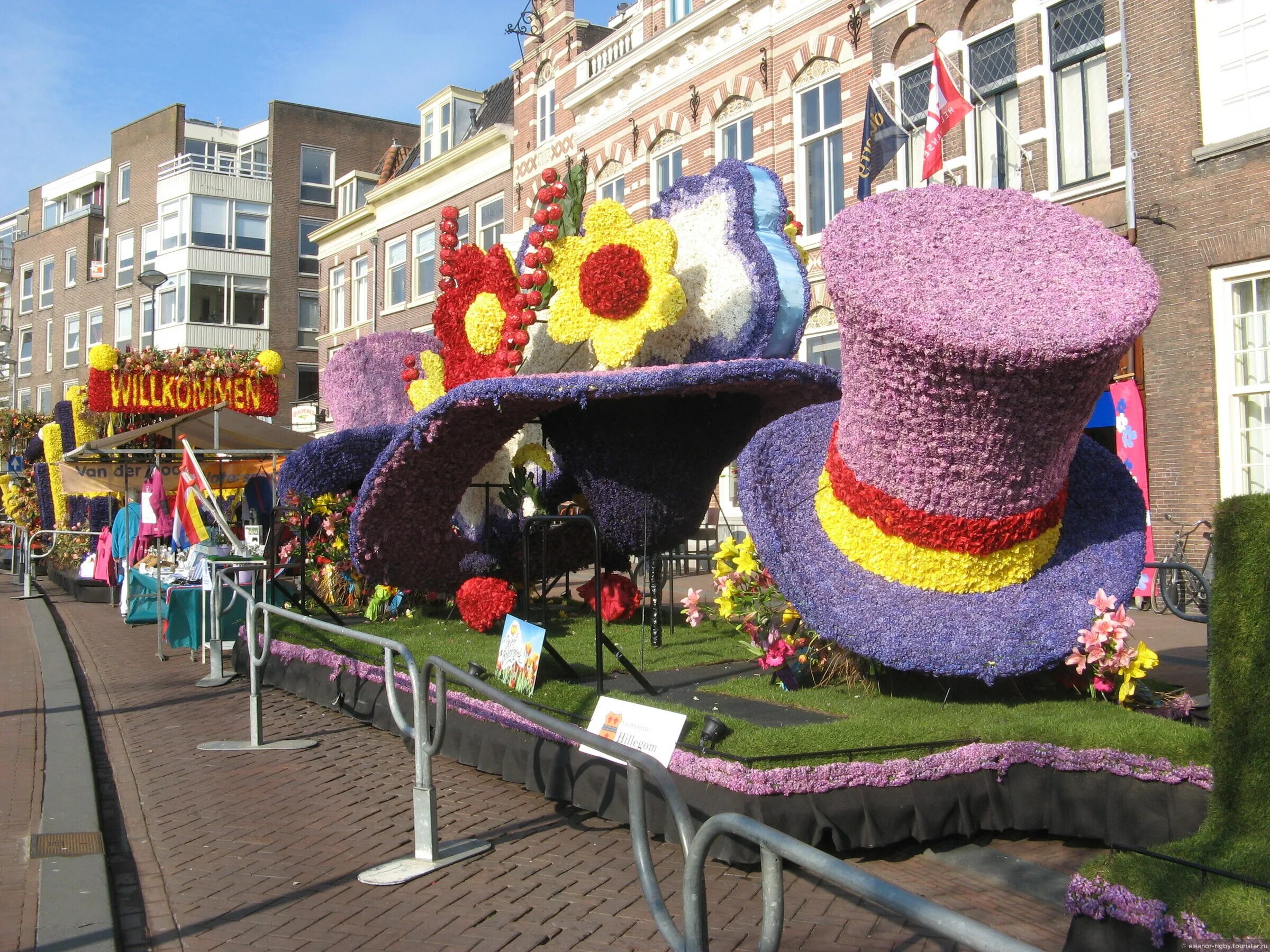 Скульптуры из цветов. Поделки парад. Поделки парад. Поделки парад. Конструкции из цветов.