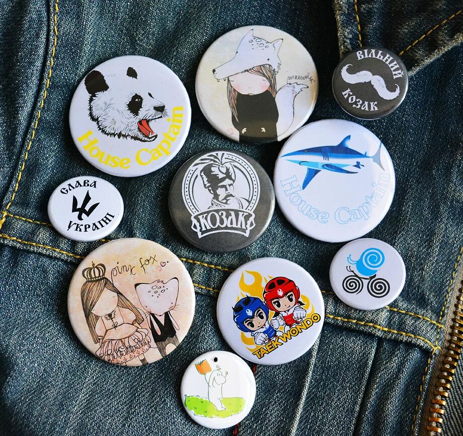 Значки круглые на булавке. Условные обозначения стирки на этикетках одежды. Знаки обозначения стирки. Мужская одежда значки. Условные обозначения стирки на этикетках одежды.