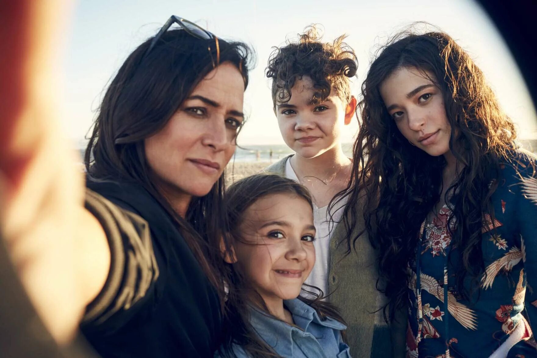 Better things 3. Better things сериал. сериал про грецию про семью. сериал про мать и 3 дочерей. сериал женщина с 2мя детьми.
