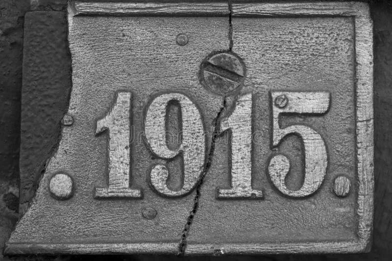 Число 1915. 1915 цифра. 1915 надпись. стальная табличка 1800 год. значок kiss металлический старый.