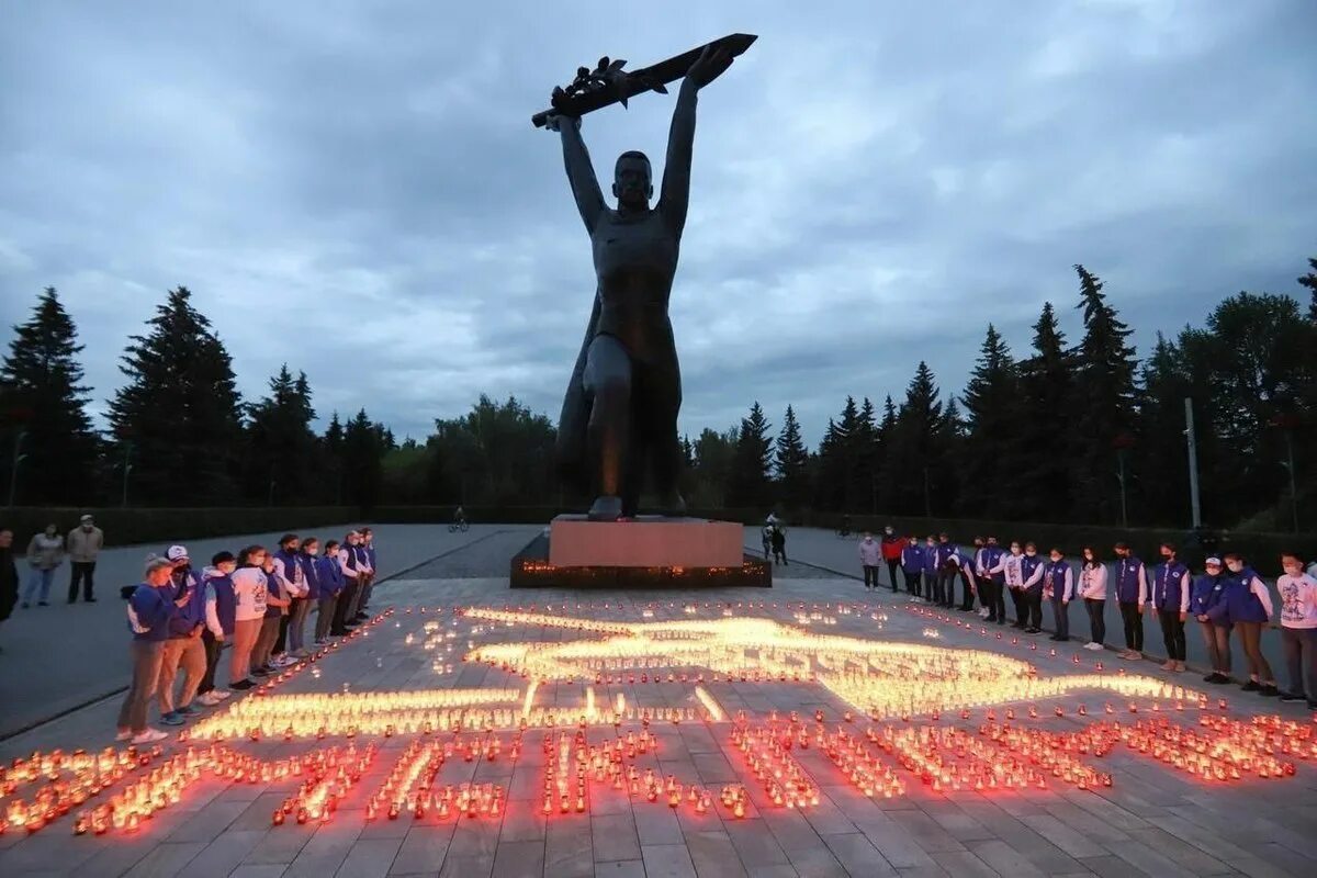 Парк победа памяти. Свеча памяти Омск 2022 парк Победы. Памятник Победы. Парк Победы. 22 Июня свеча памяти в Омске.