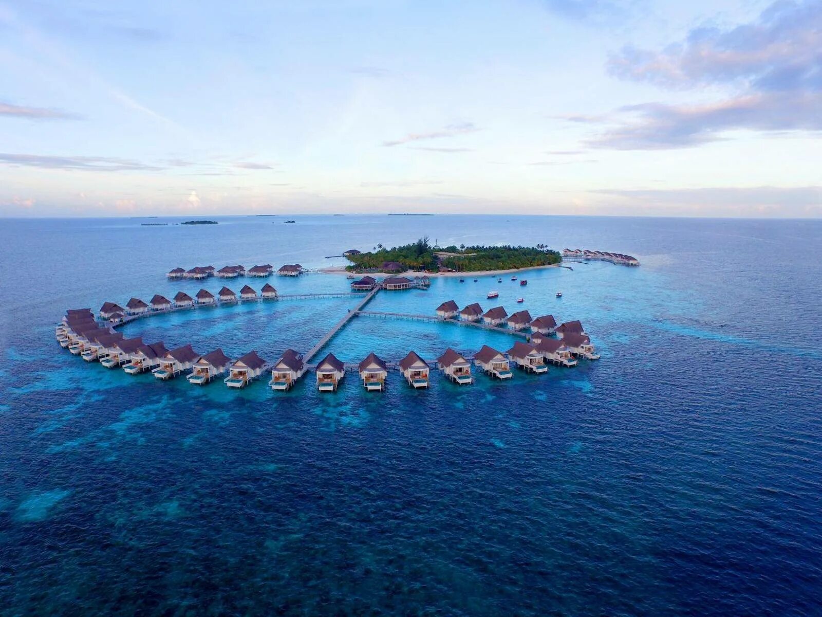 Centara grand island resort. Centara Grand Island Resort Spa Maldives. Grand Island Resort & Spa Maldives 5*. Мальдивы Centara. Centara Grand Island Resort & Spa 5*.