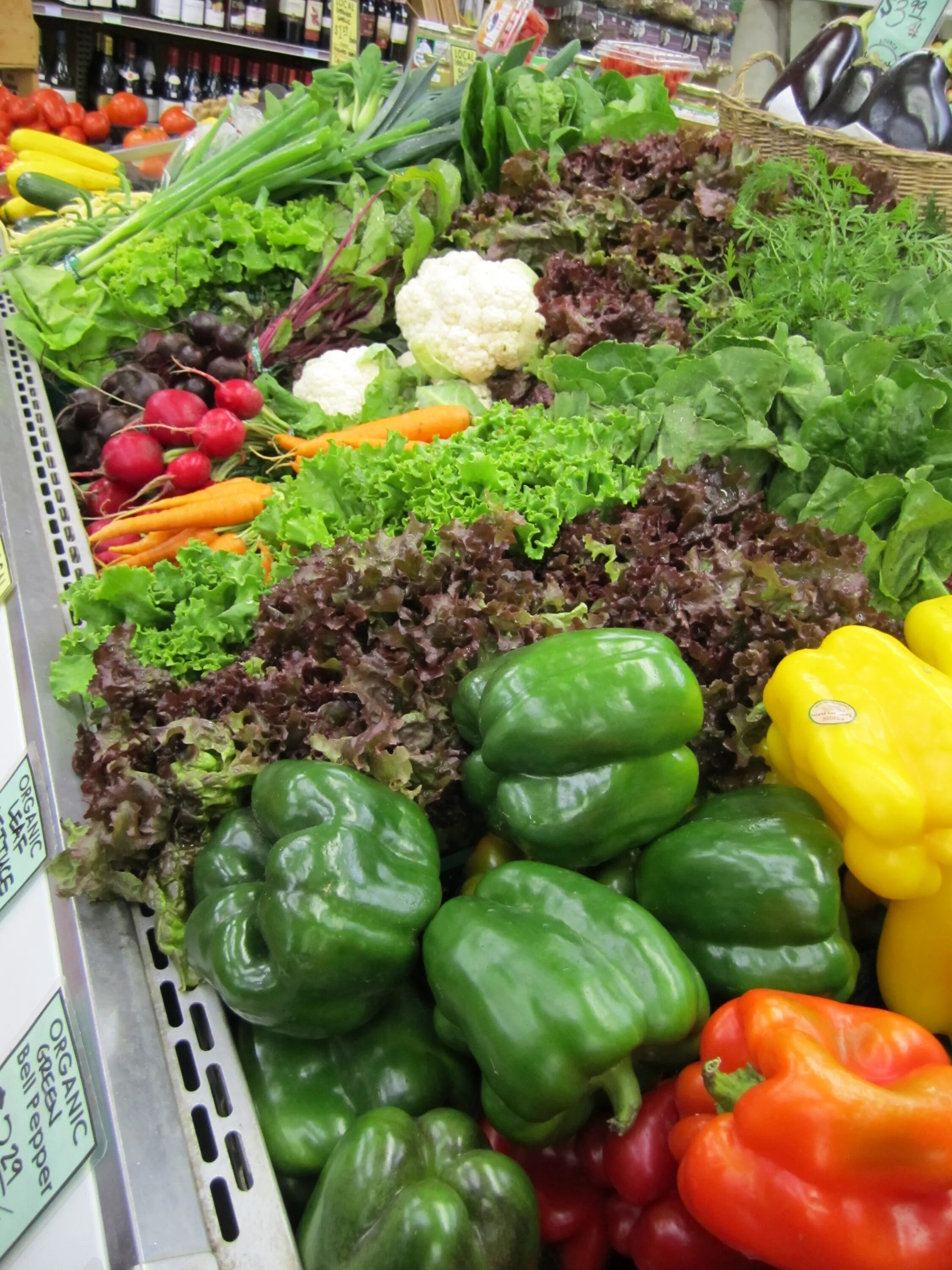 Овощи на рынке. Овощи и фрукты. Овощи на прилавке. Овощной рынок. Vegetables market