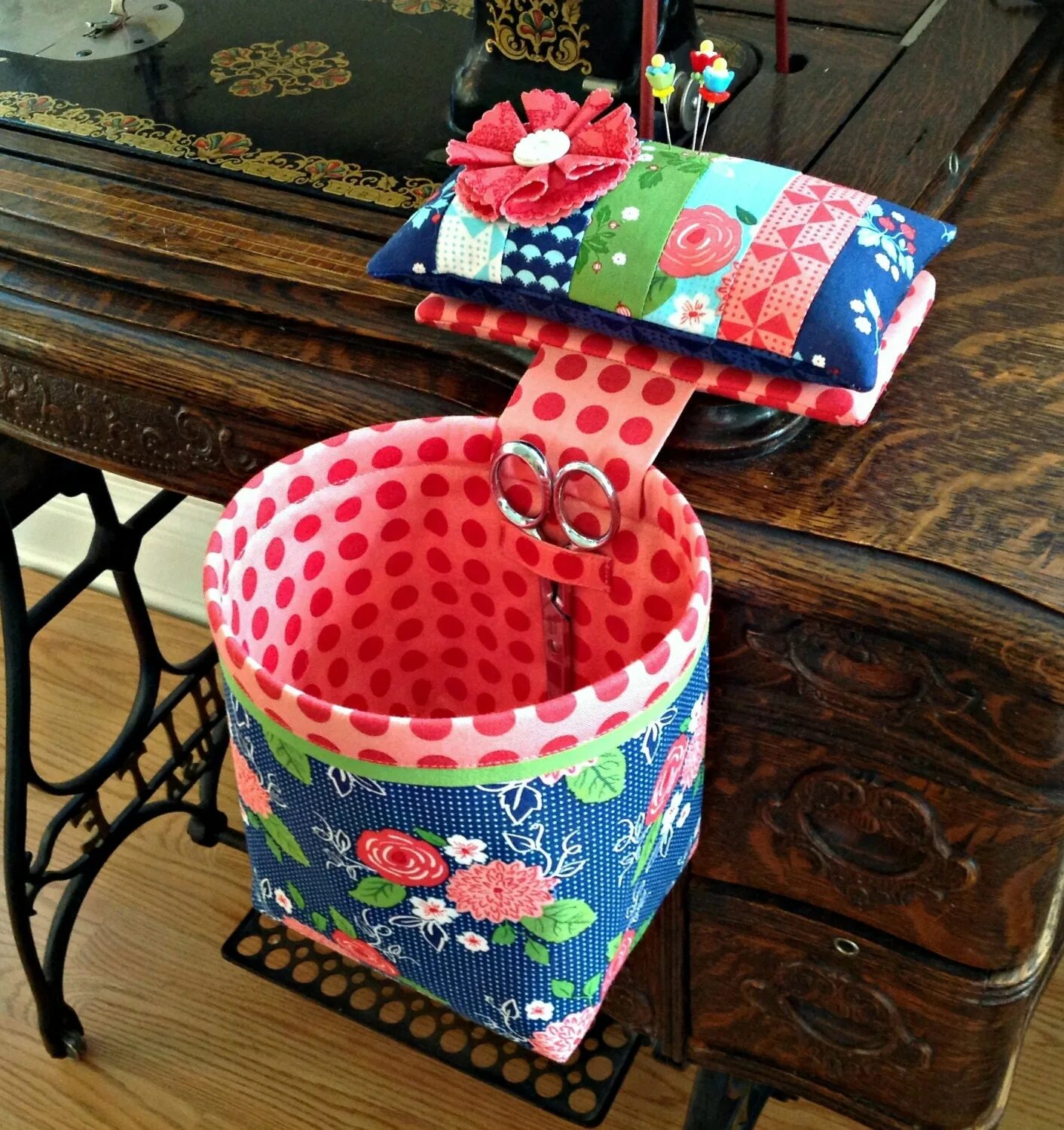 органайзер из пялец. оригинальные поделки для дома. текстильные корзинки. органайзеры для кухни из ткани. панно с кармашками для мелочей.