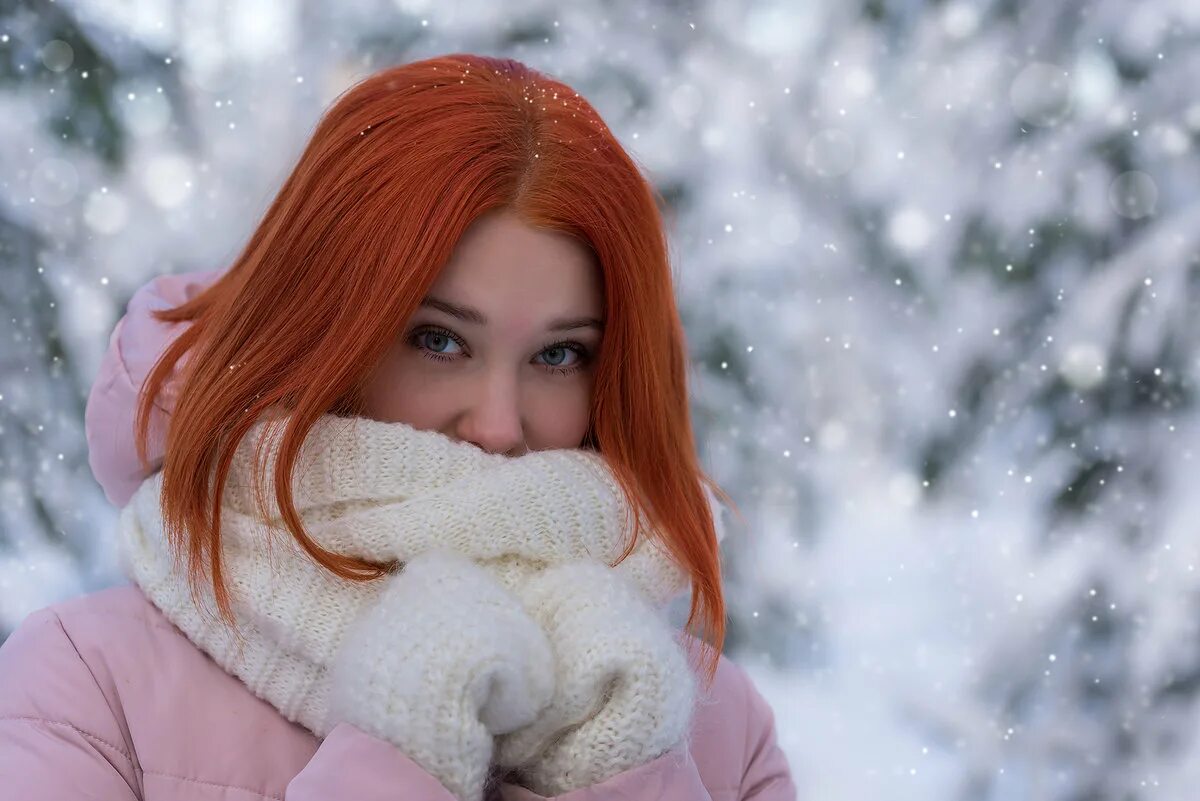 рыжая девушка в снегу. рыжеволосая женщина. рыжая девушка в снегу. рыжая девушка зимой. рыжая девушка зимой.