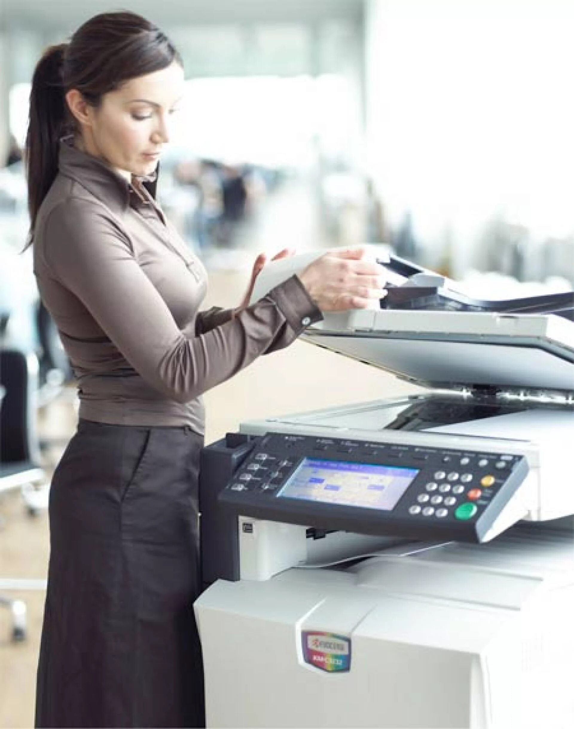 консультант с принтером. девушка сидит на ксероксе. сканер настольный офисный. женщина на ксероксе. офисная техника.