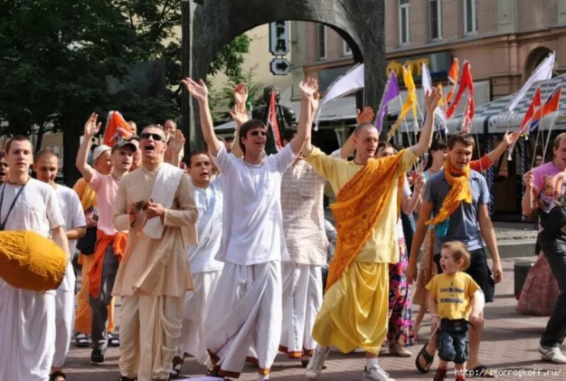 Одежда для духовных людей. Кришнаиты секта. Одежда секты. Костюм сектанта. Великое белое братство юсмалос.