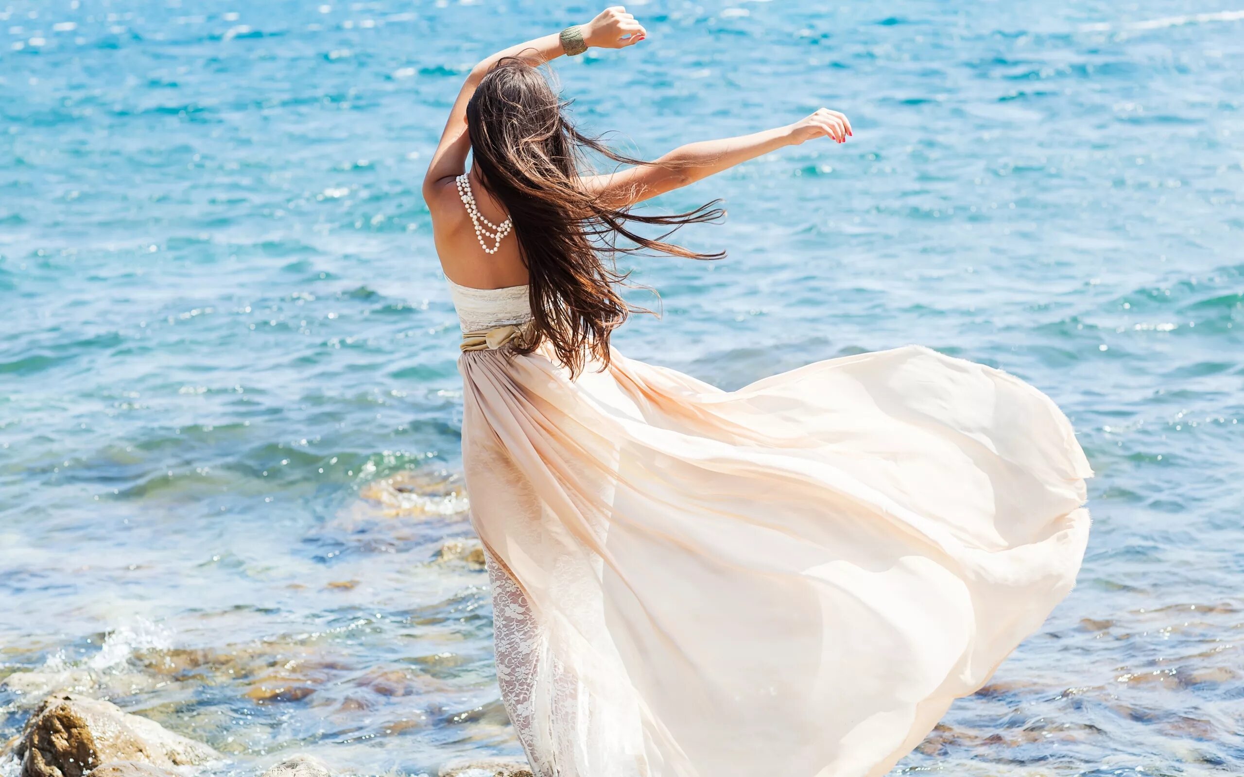 Песня счастье платье. Девушка-море. Фотосессия на море. Красивые девушки на море. Девушка в длинном платье.