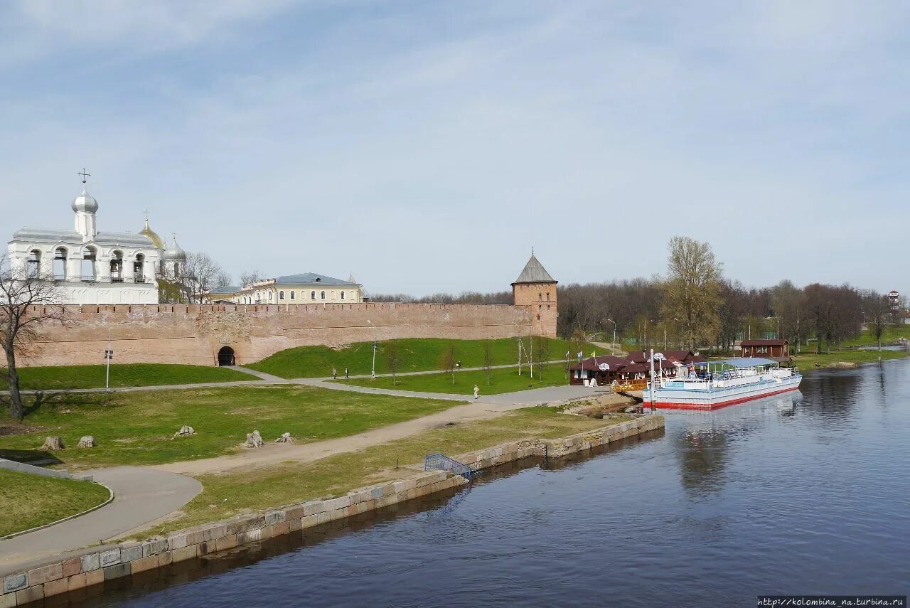 Великий новгород уровень воды. Софийская набережная Великий Новгород. Кремлевская набережная Великий Новгород. Новгородская набережная Великий Новгород. Великий Новгород туристы.