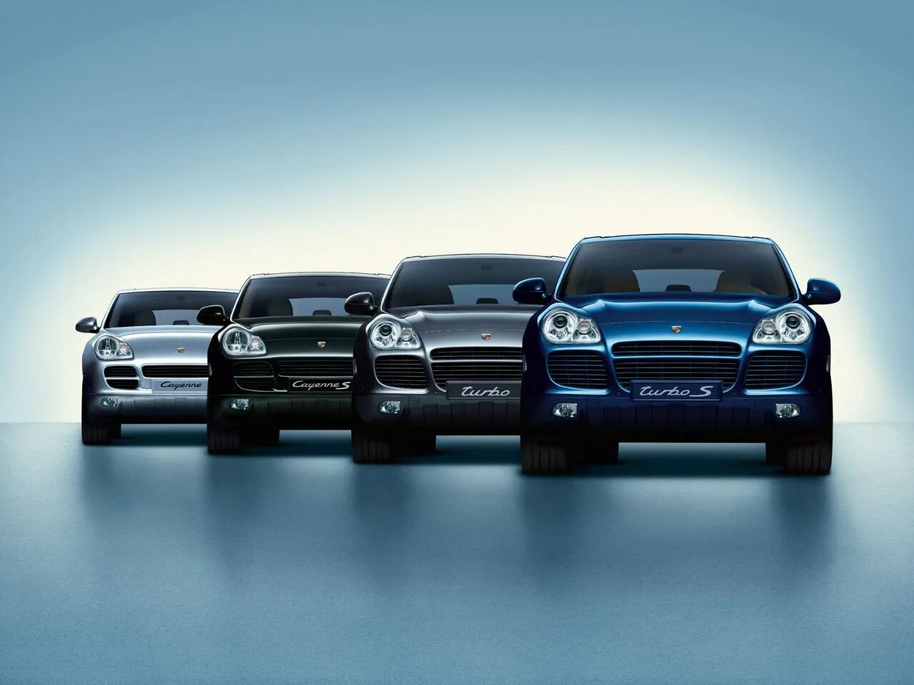 Несколько в ряд. Группа девушек в платьях. Десять человек. Машины в ряд. Несколько в ряд.