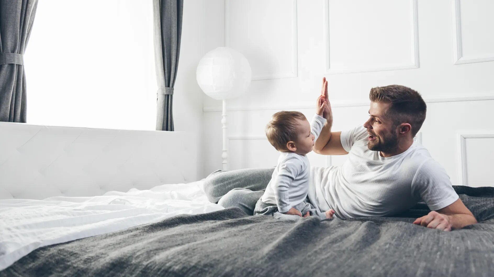 Папа играет с сыном. Daddy в кровати. Покажи папу на кровати. Животные в образе отцов у кровати с ребёнком.