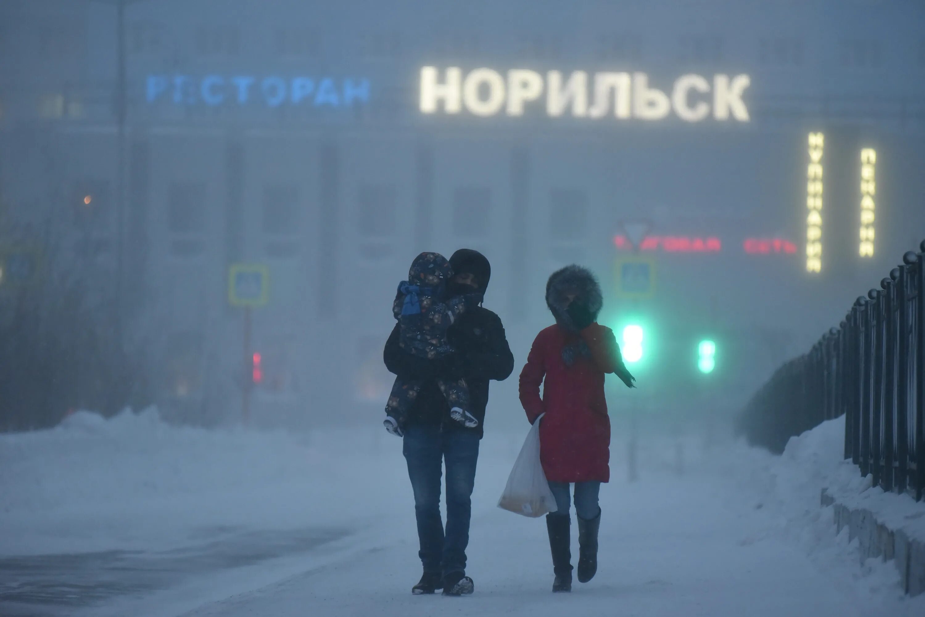 Холодно в городе без тебя. Норильск зимой. Норильск снег. Город Норильск зимой. Норильск люди.