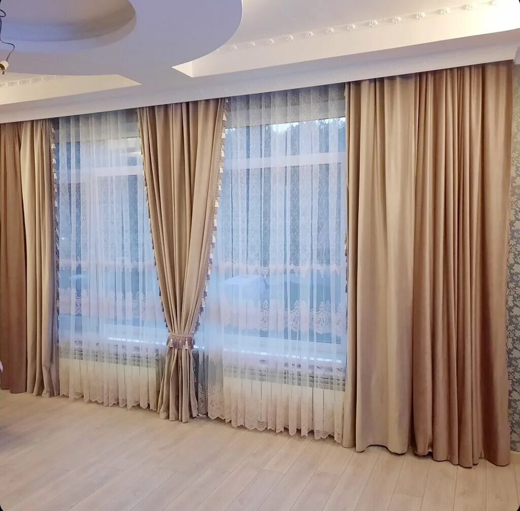 Карниз на эркерное окно. Гардины для зала. Legrand карниз "элегия". Красивые шторы. Карнизы для штор.