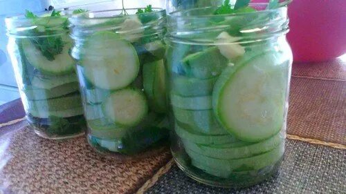 Очищенный кабачок. Кабачки на зиму пальчики оближешь кружками. Кабачок с петрушкой на зиму. Жареные кабачки на зиму в банках. Кабачки в снегу с чесноком на зиму.