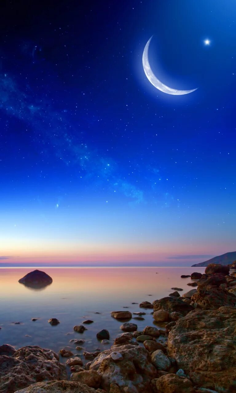 Самый прекрасный месяц. Месяц на небе. Ночное небо с месяцем. Красивый полумесяц. Ночь Луна звезды.