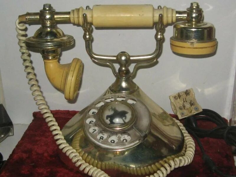 Старые телефоны омск. Старинный телефонный аппарат. Старый телефон. Домашний телефон старинный. Телефонный аппарат ретро.