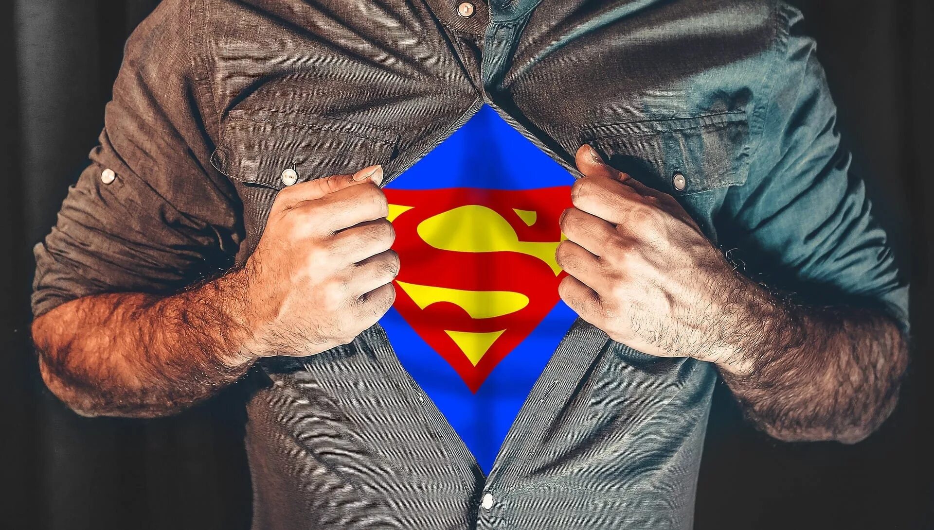 Человек в костюме Супермена. Мужчина Супермен. Люди в футболках Супермена. Супермен под рубашкой.
