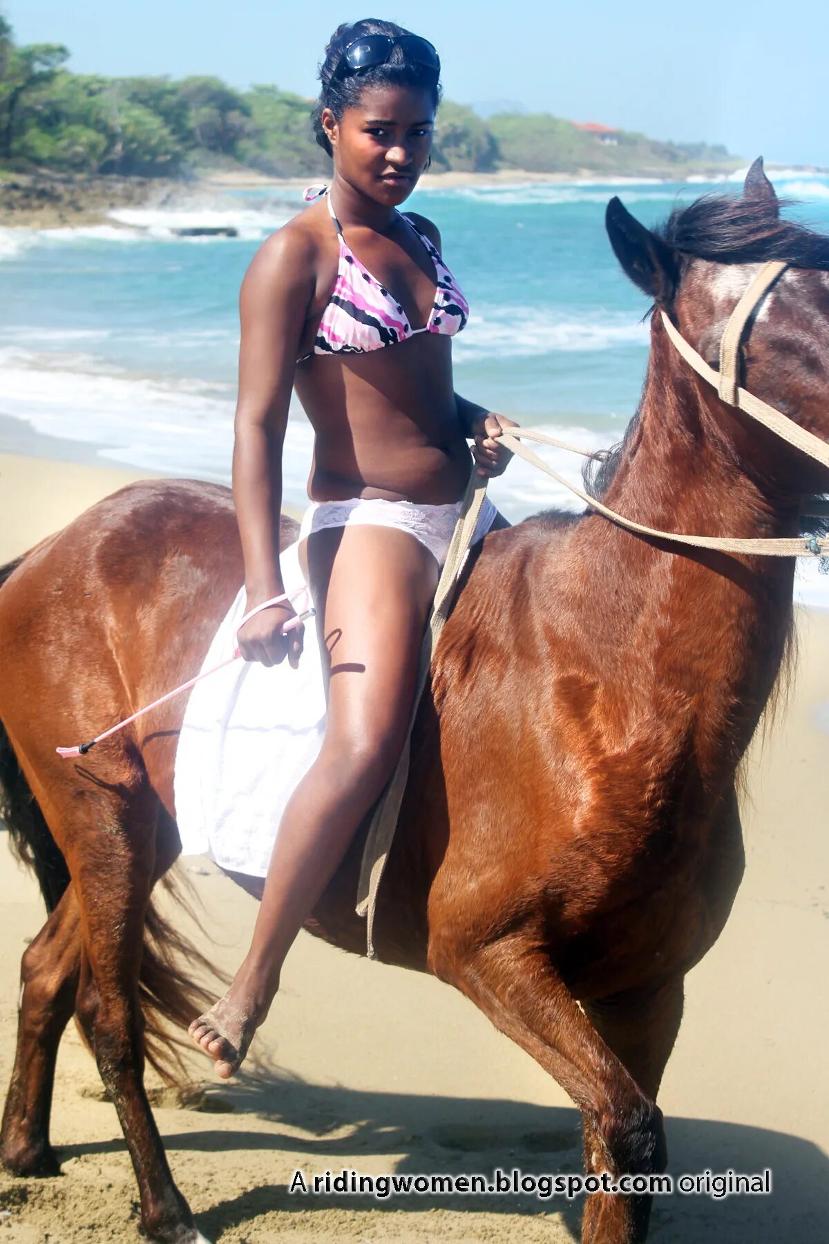 Bikini Pony Ride. Sarah Olivia Donkey ponkey. Женщина наездница сверху негра фото. Donkey with girl hot. Ebony ride