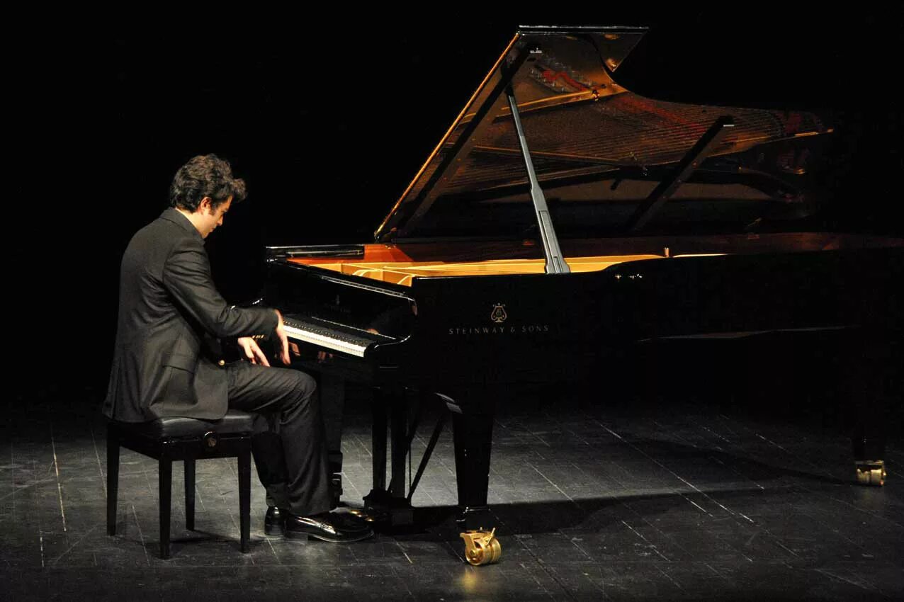 рояль пианист. николай петров пианист. александр романовский пианист. андрей дубов пианист. музыкант играет на фортепиано.