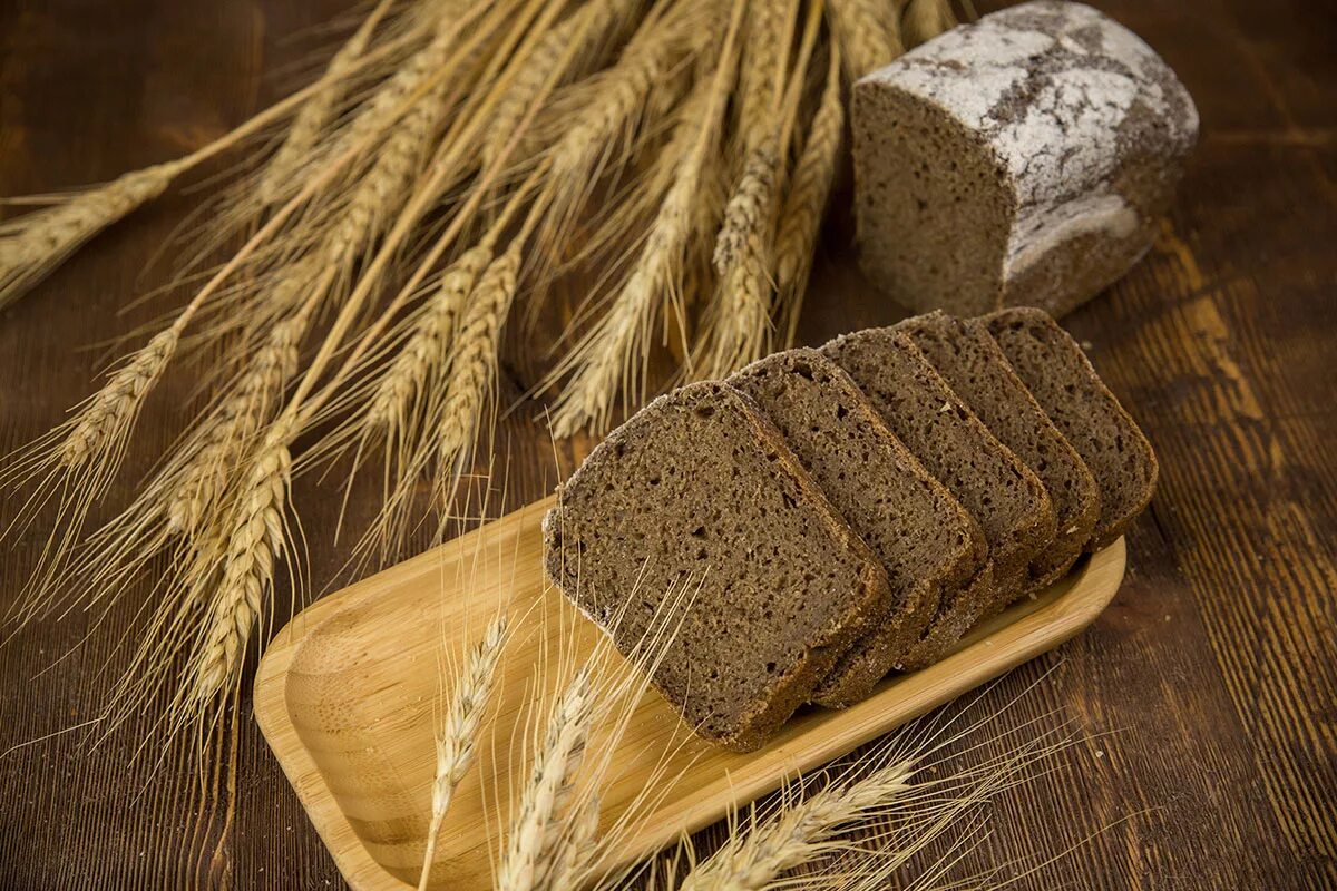 Ржаная или пшеничная мука. Хлеб ремесленный хлеб крестьянский ржано-пшеничный. Хлеб крестьянский ржано пшеничный 400г ремесленный хлеб. Пшенично-ржаной хлеб. Хлеб Дарницкий ржаной колосок Нижневартовск.