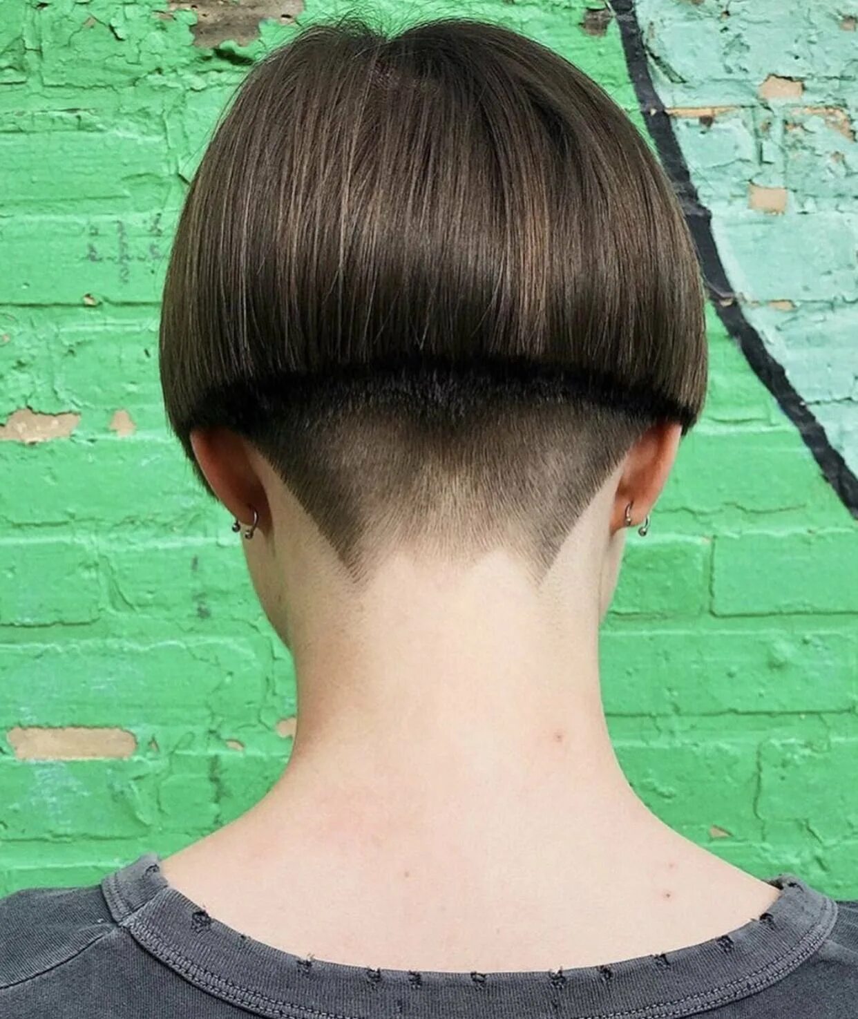 Боб каре Сбритый затылок. Bowl Cut стрижка. Боб каре затылок. Стрижка затылок шапочкой. Покажи затылок