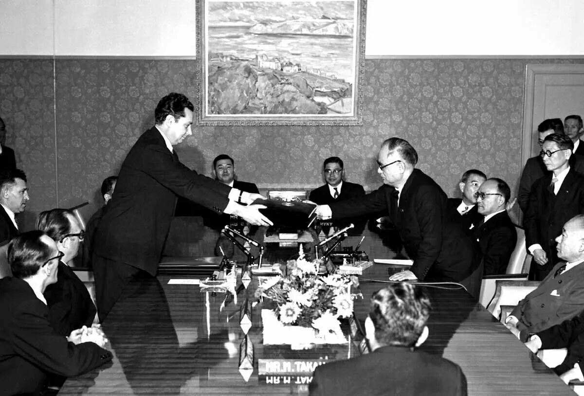 Мирный договор двух государств. Подписание советско-японской декларации 1956. Совместная декларация СССР И Японии 1956. 19 Октября 1956 г СССР И Япония подписали. Хрущев в Японии 1956.
