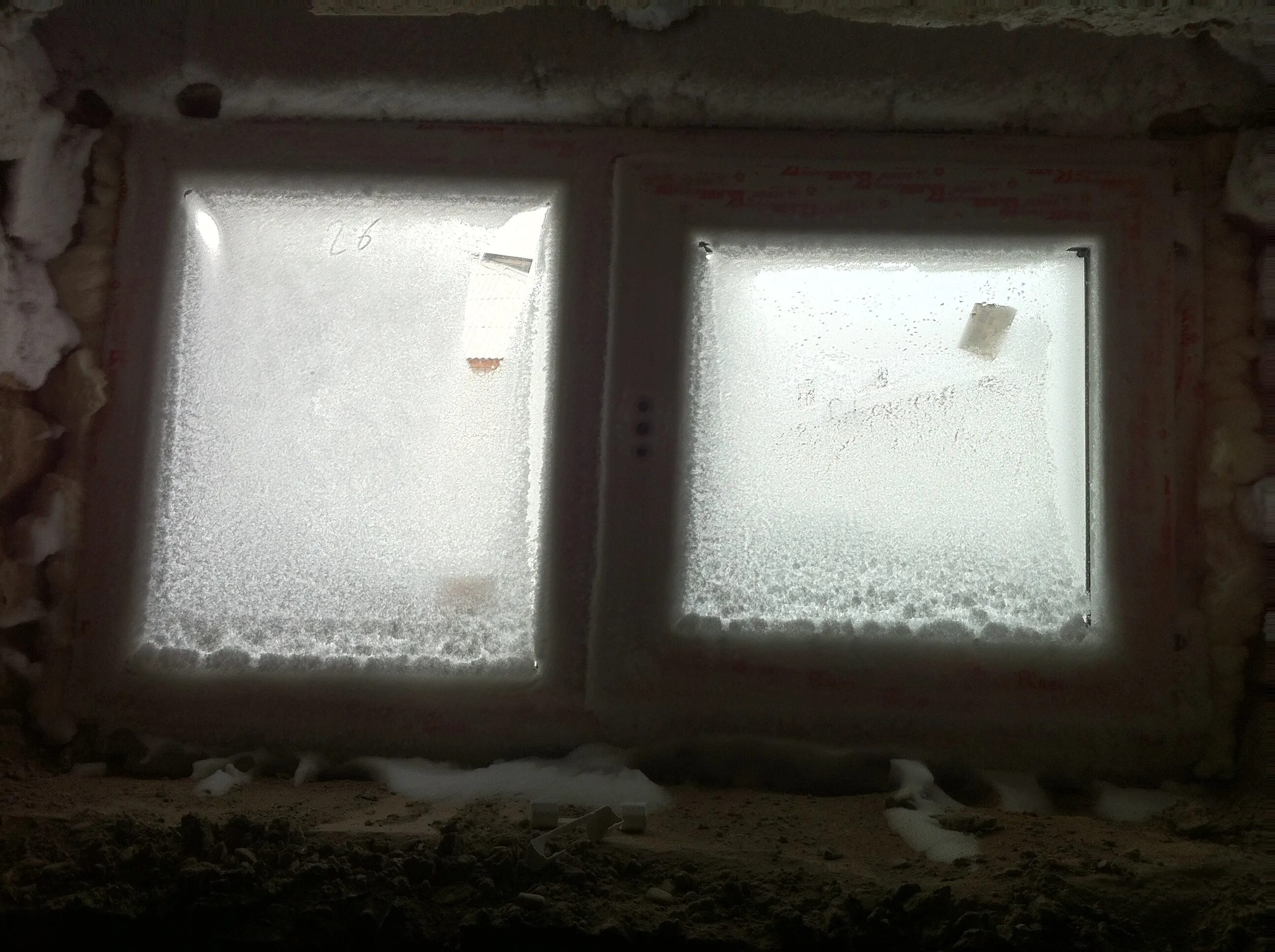 наледь на окне со стороны квартиры. промерзает стеклопакет. промерзают пластиковые окна на балконе. промерзают пластиковые окна. бракованные стеклопакеты.