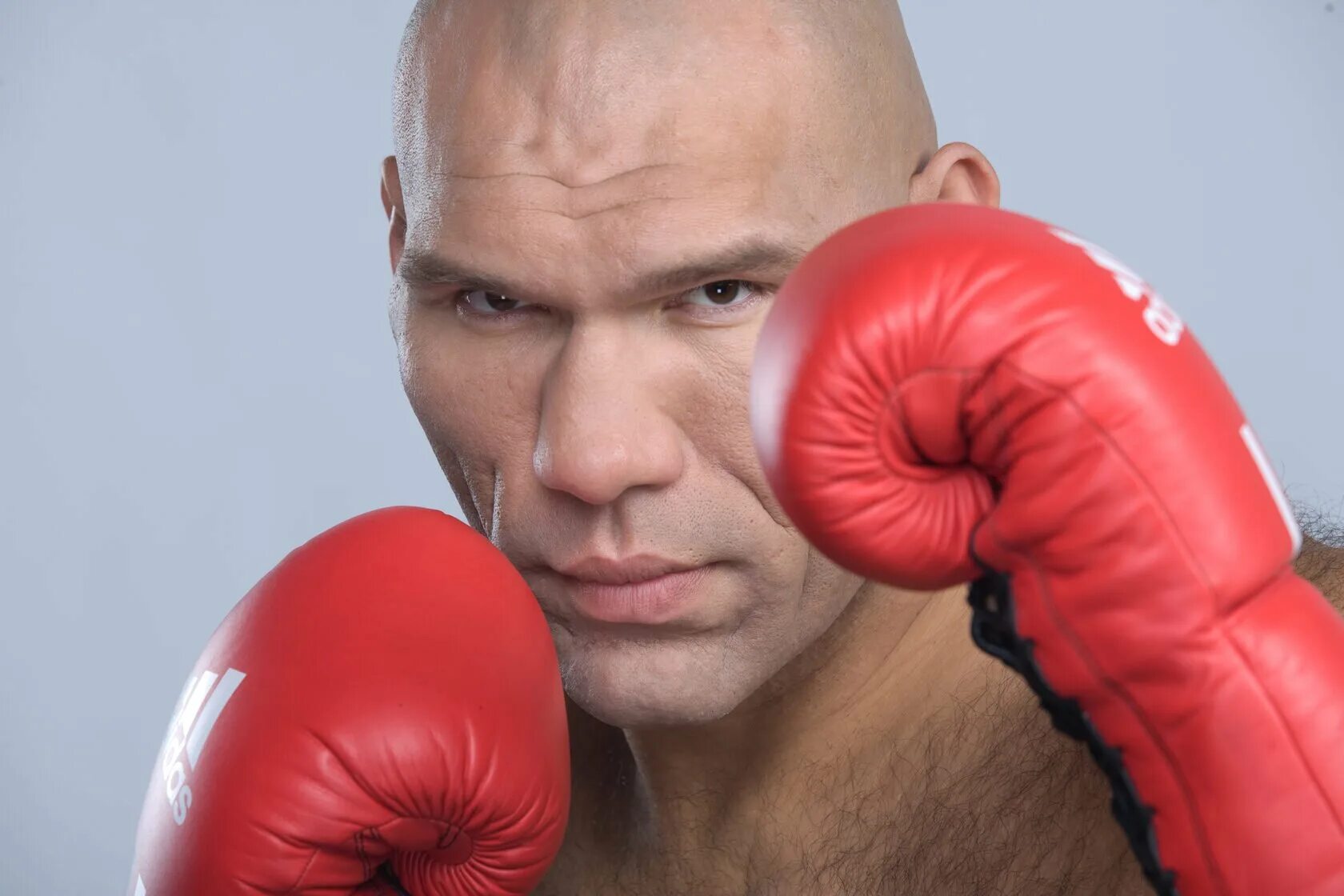 Суприм предметы. Supreme world famous шапка. New era cap supreme. Famous box. Мэнни пакьяо бокс.