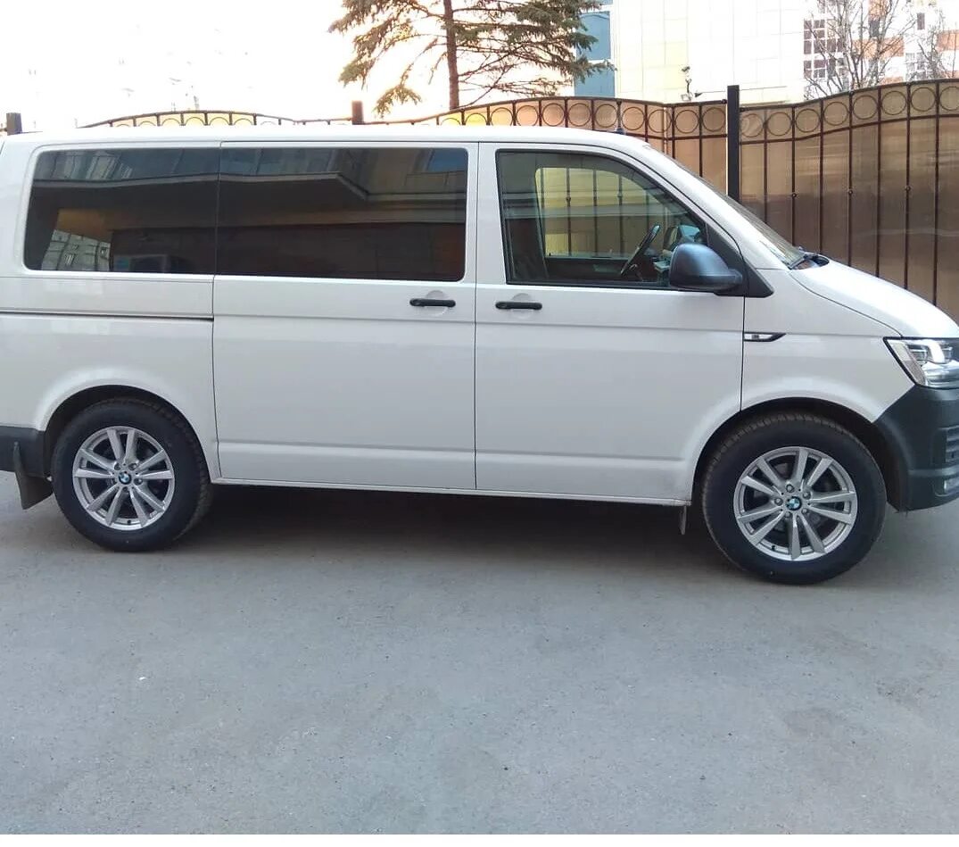 Диски транспортер т5. Фольксваген Каравелла r18. Колеса Volkswagen Caravelle t 6. Volkswagen t5 r17. 225 55 R18 Фольксваген Каравелла.