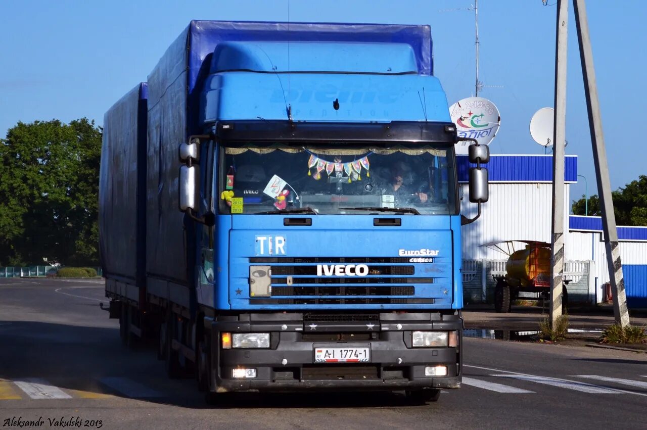 Дальнобойщики белоруссии. Белорусские дальнобойщики на украине. Белорусские дальнобойщики. Mercedes actros mp4. Фура на границе беларуси.