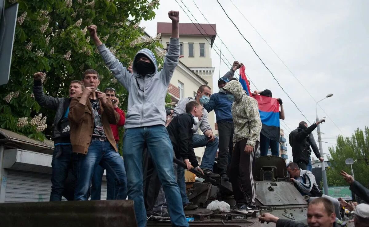 Болотная площадь 2012 митинг. Мариуполь 2014. События в мариуполе 9 мая 2014 года. Болотная площадь 2012 столкновения с полицией. Болотная площадь 2012 немцов.