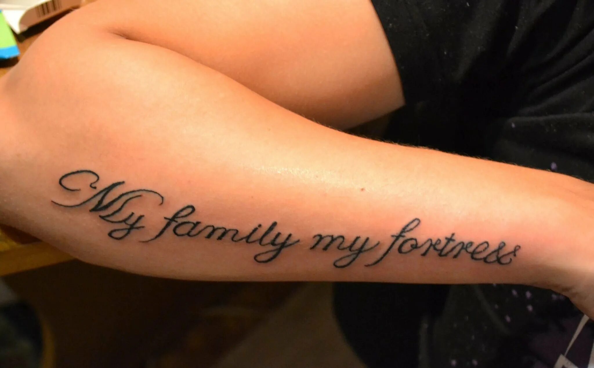 Надпись мои дети моя жизнь. Тату надписи. Татуировки надписи на латыни. Моя семь моя кпепостьтату. Моя семья моя крепость тату.