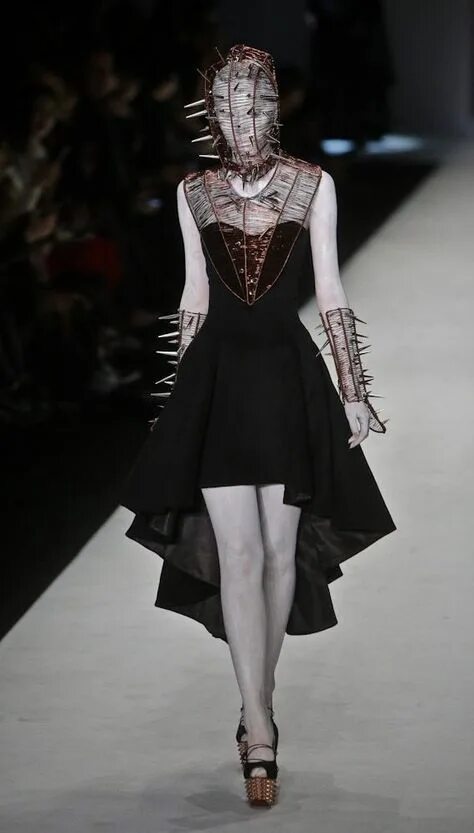 Джон гальяно готическая коллекция. Коллекция эндрю джен 2012. Симс 4 готическая одежда. Готика моды 2022. Викторианский стиль в одежде современный.