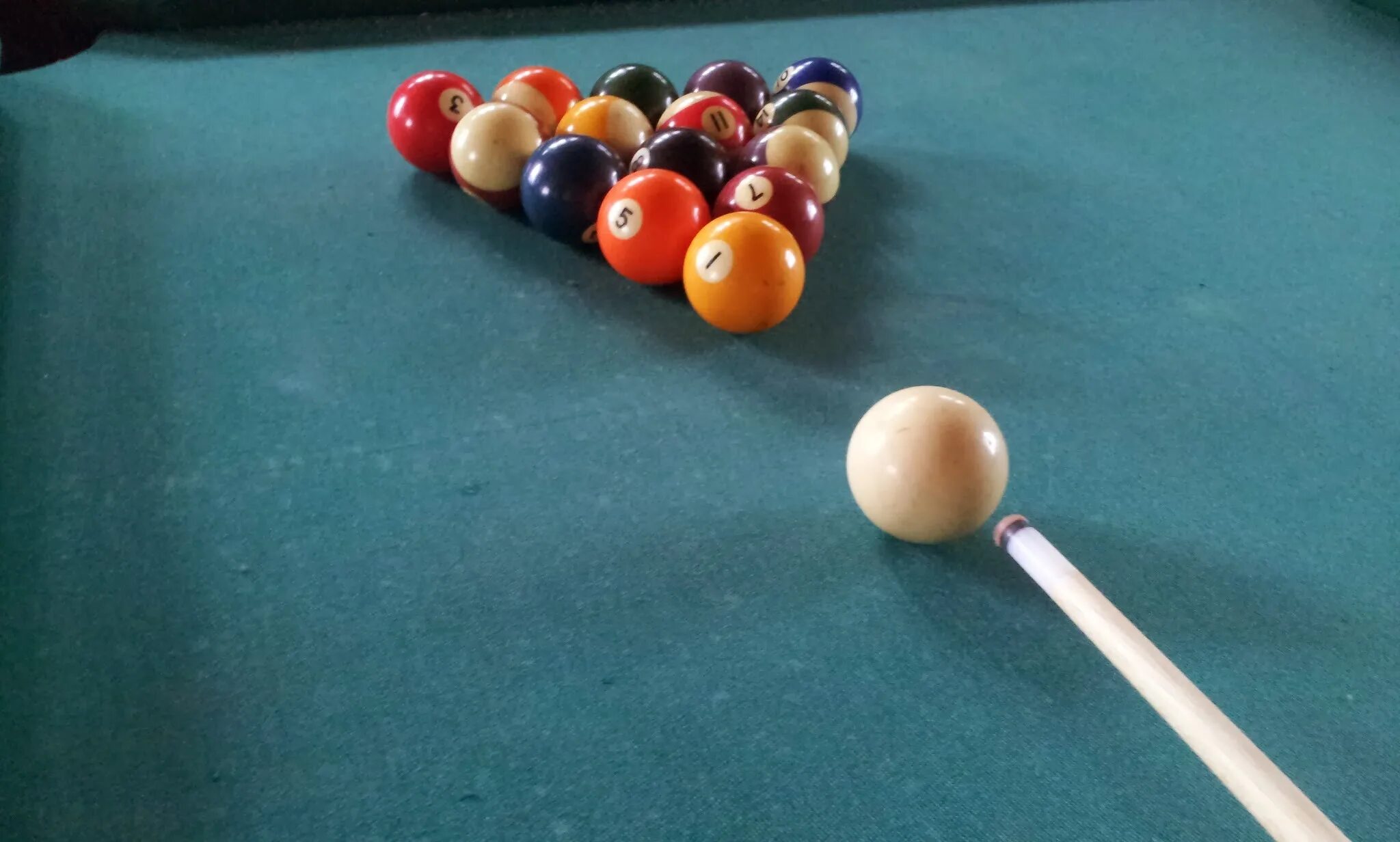 Как называются шары в бильярде. Бильярдный стол Billiard-Ball. Бильярдные шары. Шары для бильярда. Кий на бильярдном столе.