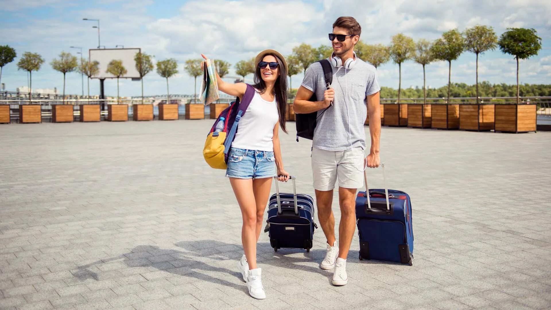 Фотосессия с чемоданом. Too much travel. Девушка сидит на чемодане. Хобби путешествие. Too much travel.