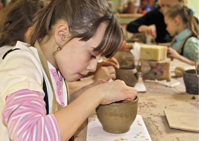 Гончарная мастерская для детей. Лепка из глины. Лепка из глины для детей дошкольного возраста. Лепка из глины гончарная мастерская. Мастер класс по глине.