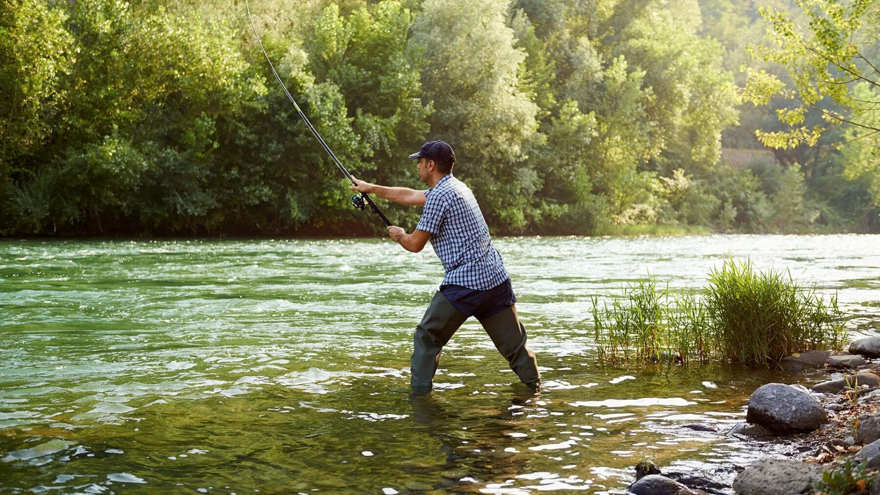 Рыбак. Рыбалка в Ирландии. Парни на речке. Мужчина на рыбалке. I like going fishing