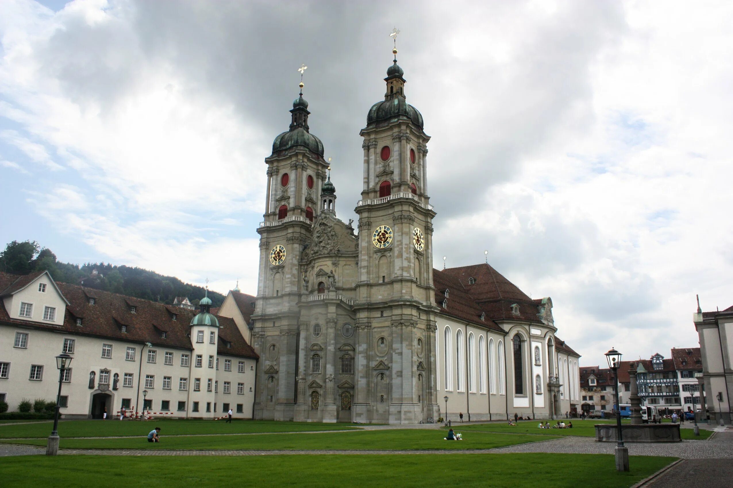 Самый крупный монастырь в европе. Монастырь Санкт Галлен. Монастырь сен Галлен в Швейцарии. Средневековый монастырь Санкт Галлен. Библиотека аббатства Святого Галла, Санкт-Галлен (Швейцария).