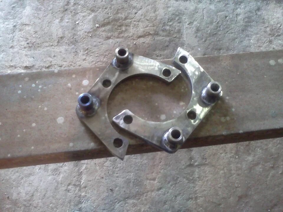 Переходные пластины под суппорта. Суппорт газ 3110 пластина. планшайба здт на волгу 31105. переходные пластины суппорта газ 3110 на газ 24. переходные пластины для суппортов газ 2410.