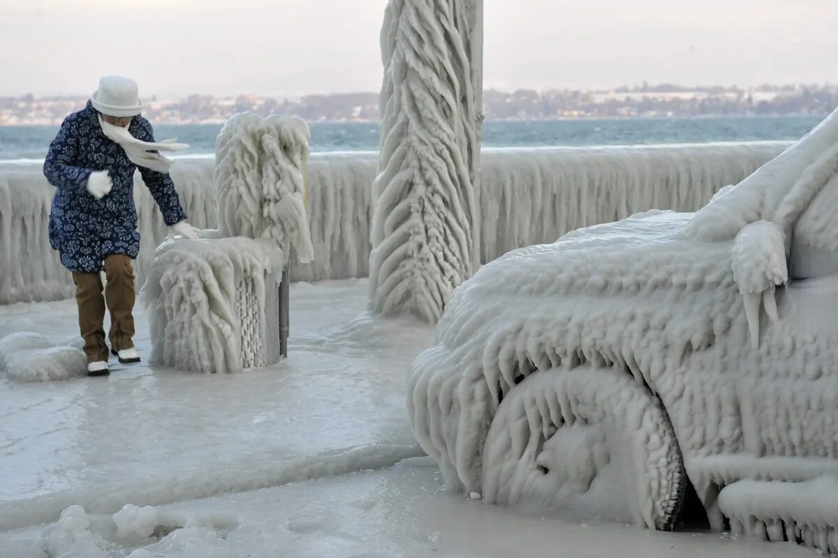 В сильный мороз ноги замерзают. Ледяной шторм Швейцария 2005. Европа замерзает. Суровая зима в Европе. Замерзший город.
