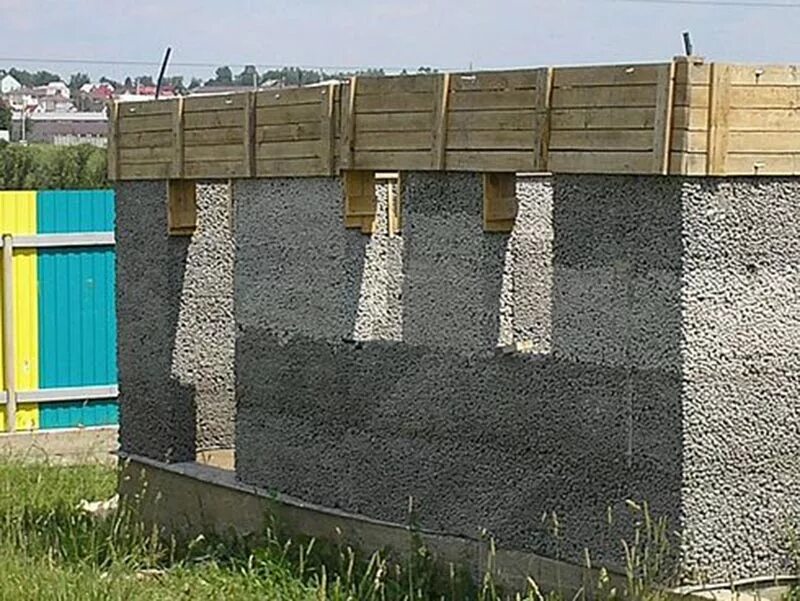 Залить стены дома