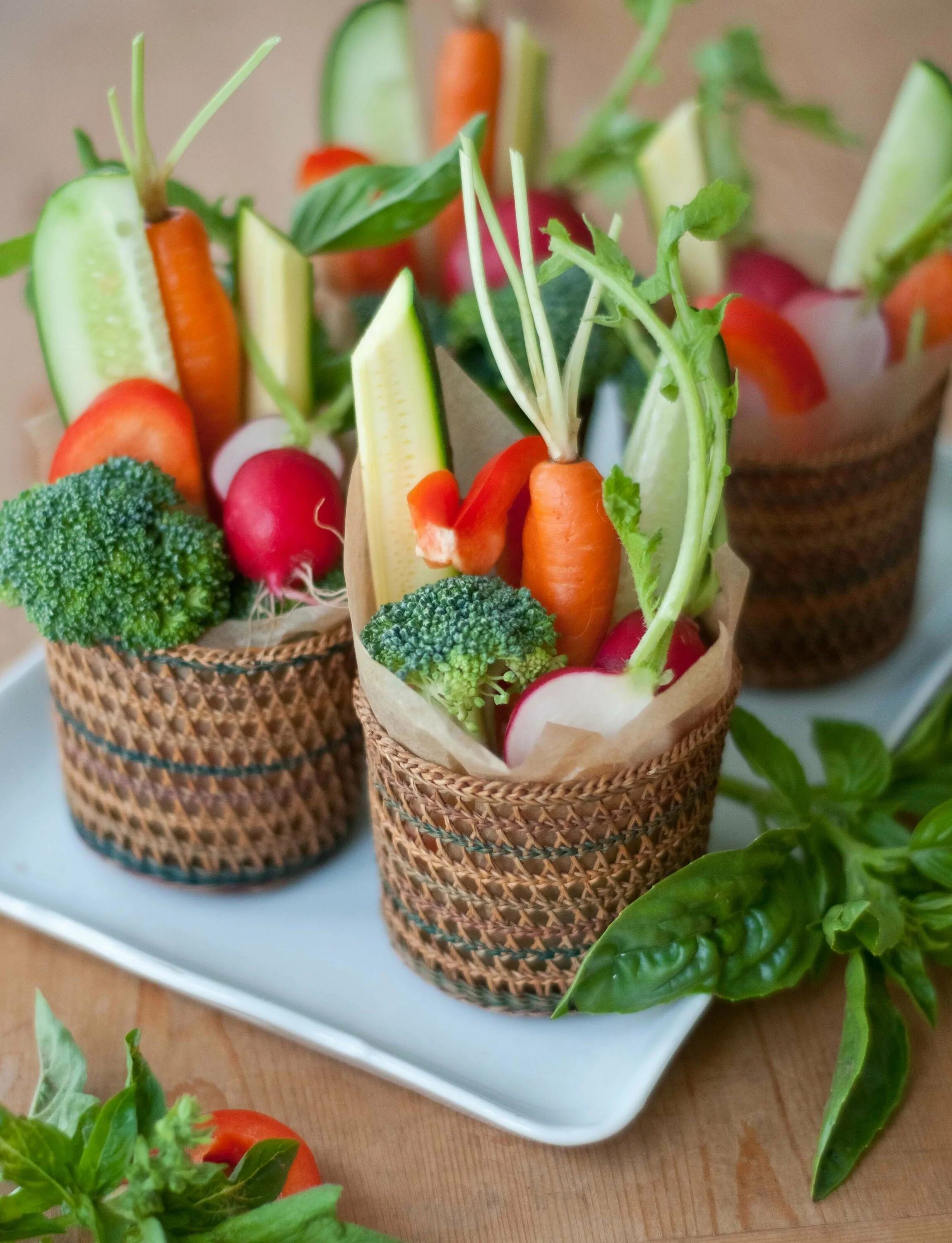 Dessert vegetables. Овощное крудите. Овощные закуски. Корзинка с овощами. Украшение стола из овощей.