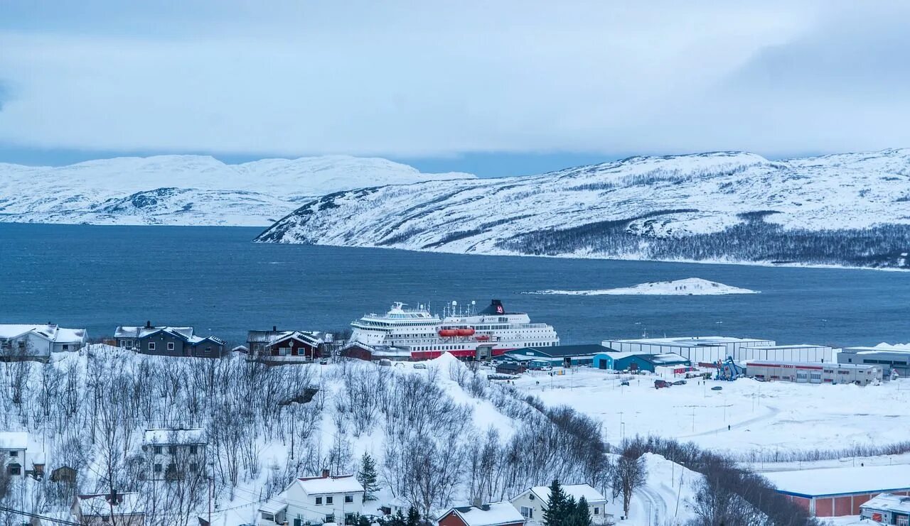 Норвежский погоды снежногорск. Киркенес Норвегия. Киркенес Норвегия фото. Киркенес Сермантин. Киркенес пляж.