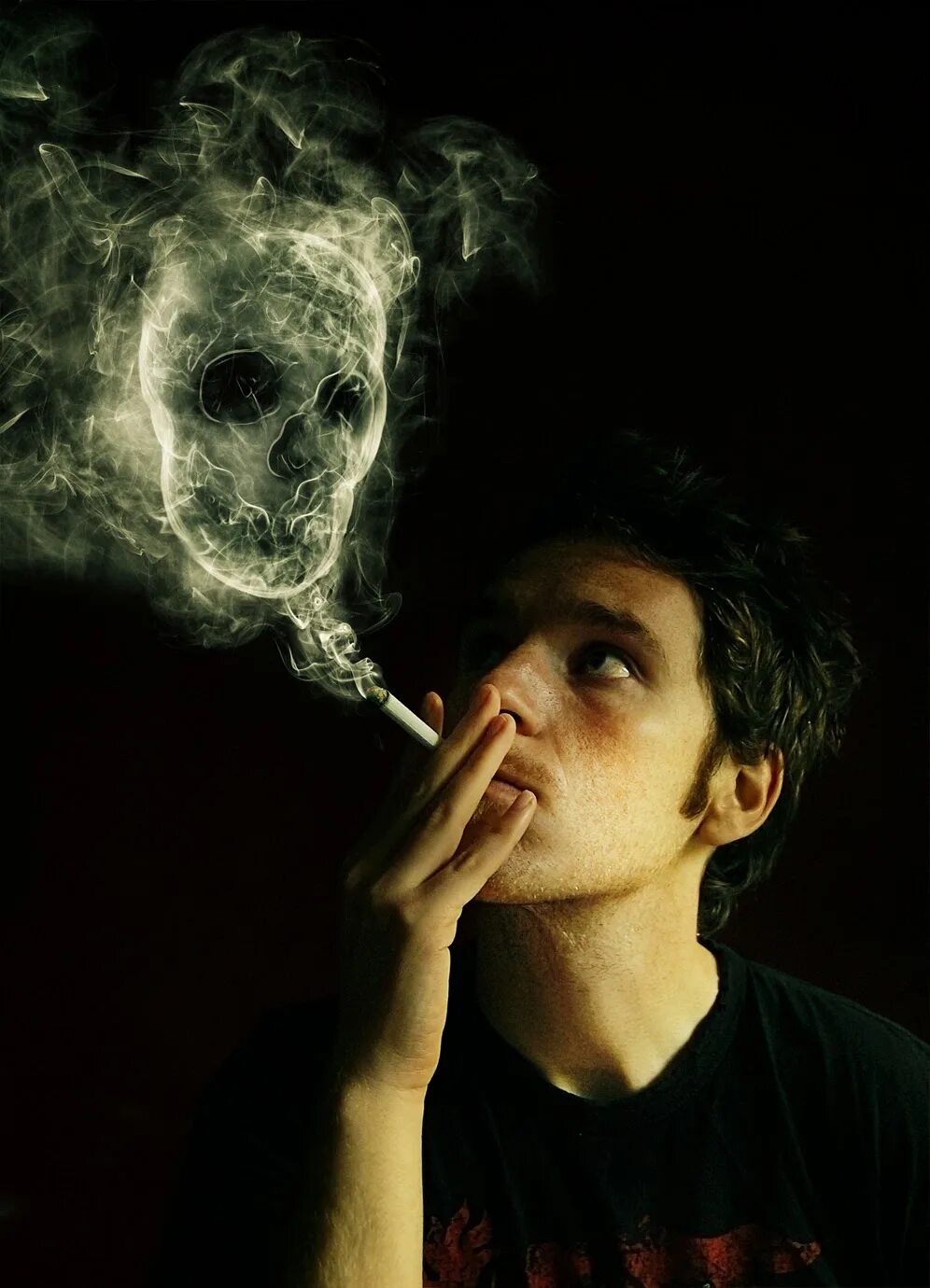 Игра где курят. Человек курит. Курит сигарету. Курильщик.