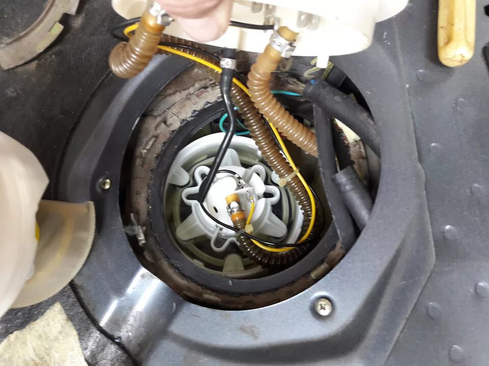 Замена насоса топливного ауди а4. Бензонасос audi a4 1. Замена топливного насоса audi q7 4l. Бензонасос калина спорт 1. Фильтр топливный тонкой очистки рено колеос.
