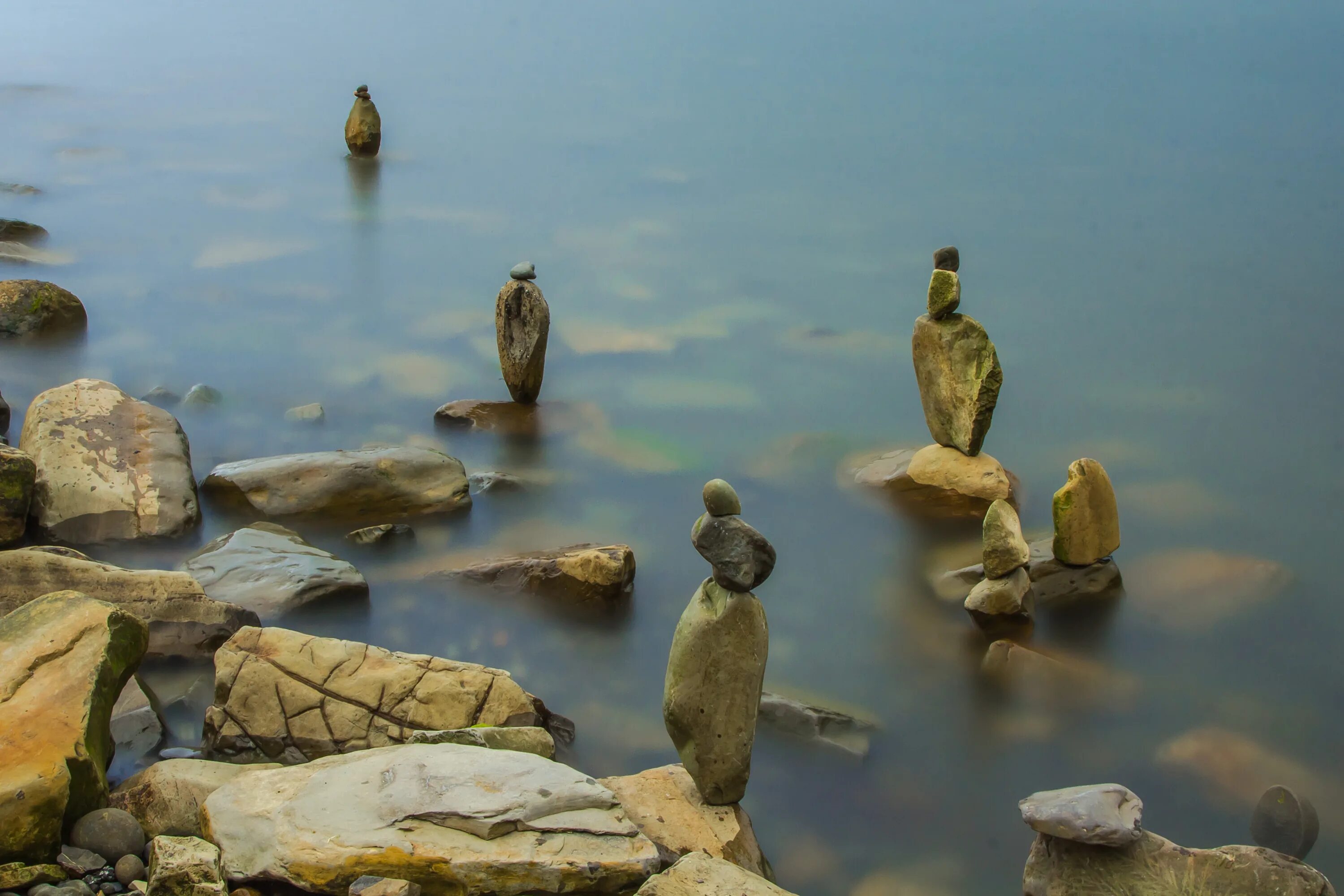 Песни камень и вода. Камни в воде. Белоозеро камни на воде. Камни в воде фото. Фото гальки под водой.