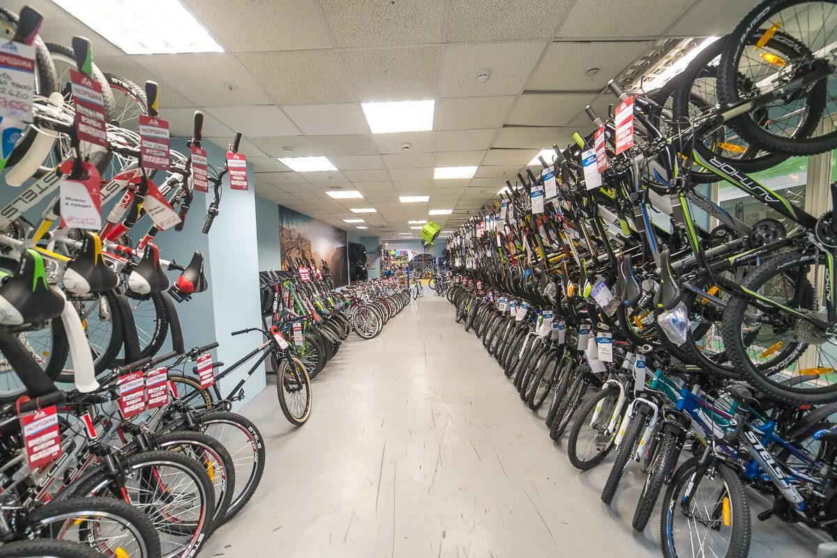 рынок велосипедов. велосипеды в ассортименте. великий велосипед. большой веломагазин. большой магазин велосипедов.