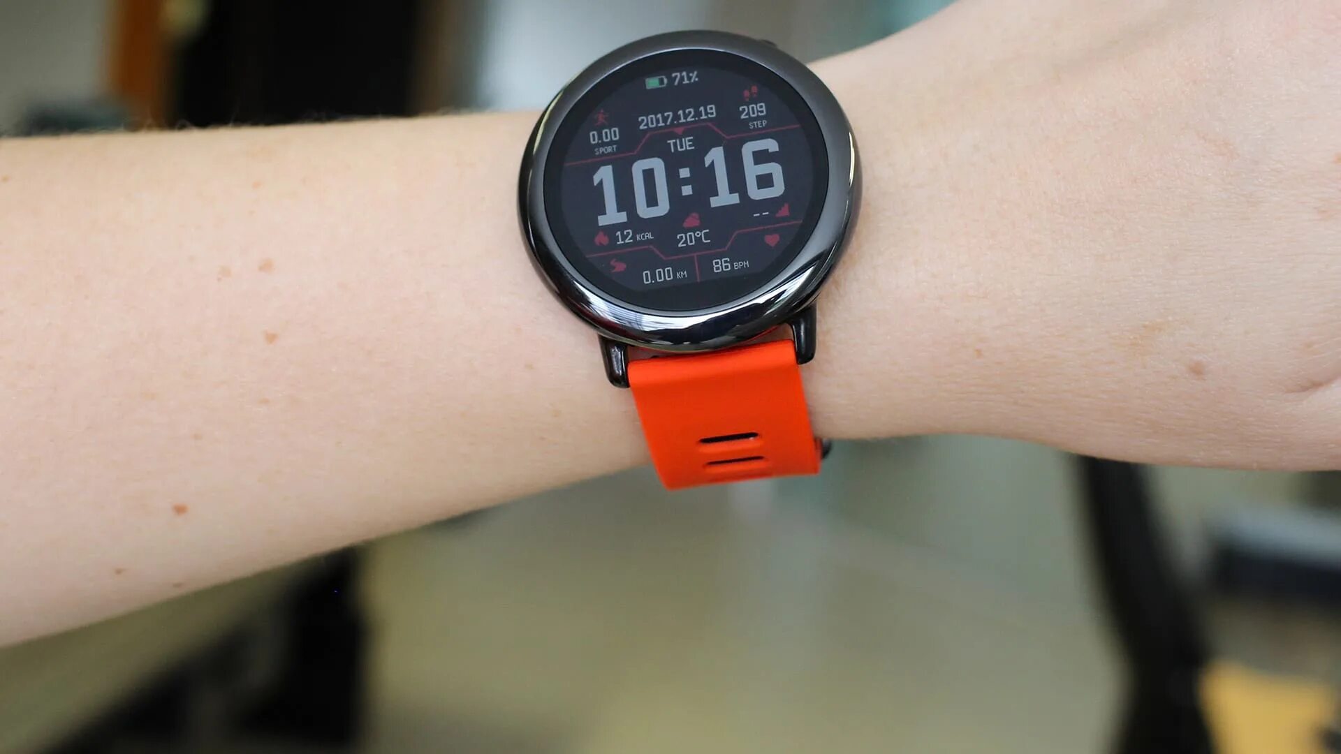 Часы xiaomi видео. Амазфит ПАСЕ. Amazfit Pace. Amazfit Pace красные. Xiaomi Amazfit монохромные.