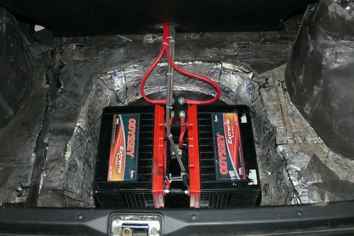 Дополнительный аккумулятор в автомобиль. Доп акб в багажник автозвук ваз 2106. Агм аккумулятор для автозвука схема подключения. Агм акб с клеммой м8. Автозвук подключение дополнительных батарей.